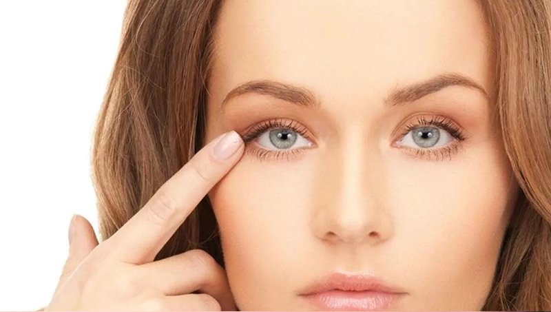 GÖZ KAPAĞI DÜŞÜKLÜĞÜ (PTOSİZ) NEDEN OLUR?